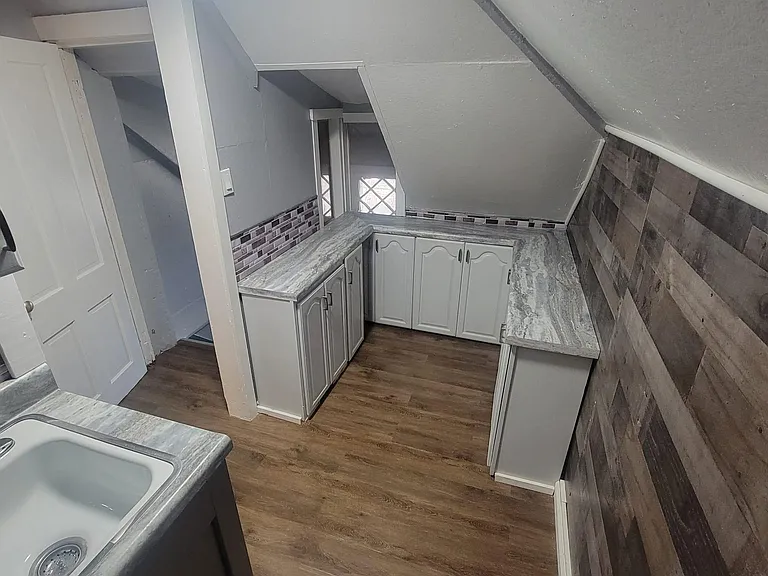 110UP Elmdorf Ave #UPPER — Photo 5