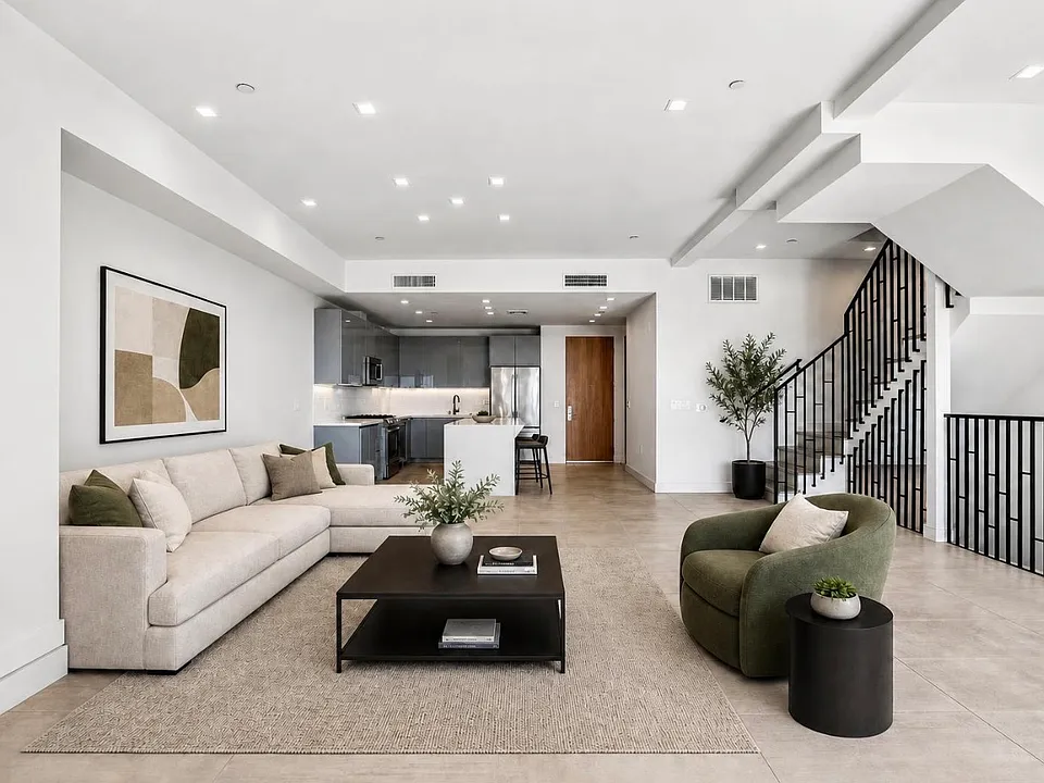 1125 Kings Rd #Penthouse 7