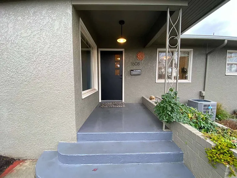 1608 E St — Photo 4