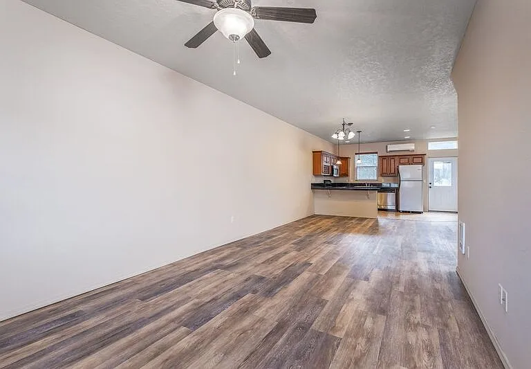 105 S Tweedt Pl — Photo 2