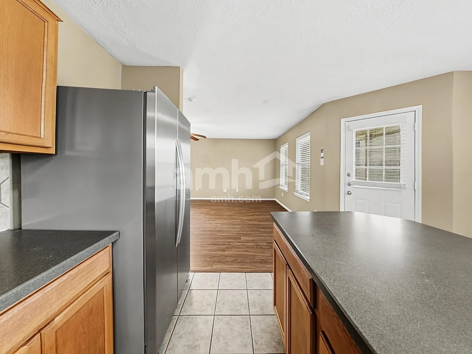 3 bed, 2.0 bath, 1995 sqft, $2,160 — Photo 4
