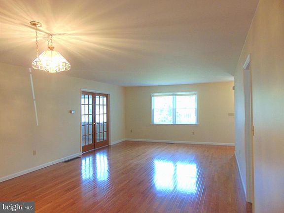 5th image of 513 Parkmeadow Dr