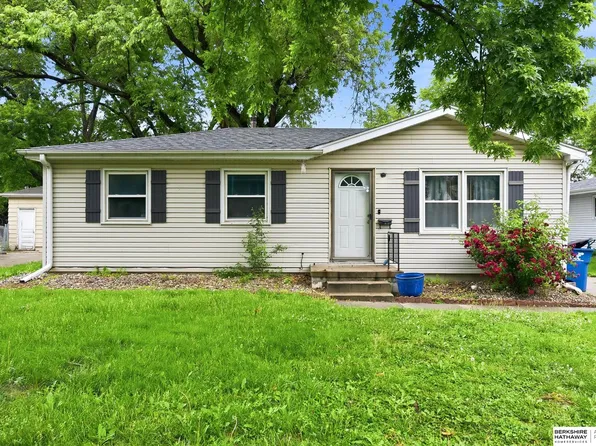 8660 Westridge Dr, Omaha, NE 68124