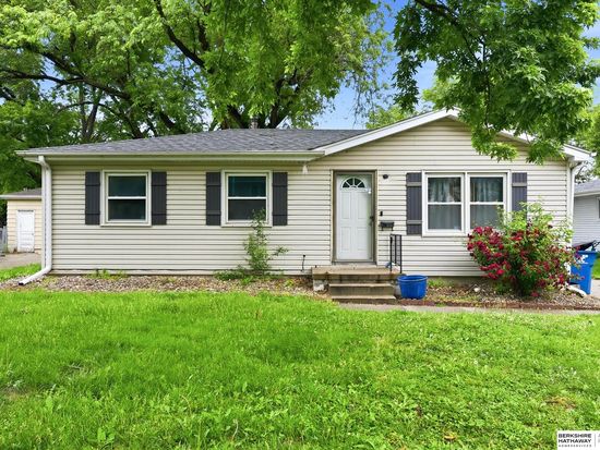 8660 Westridge Dr, Omaha, NE 68124