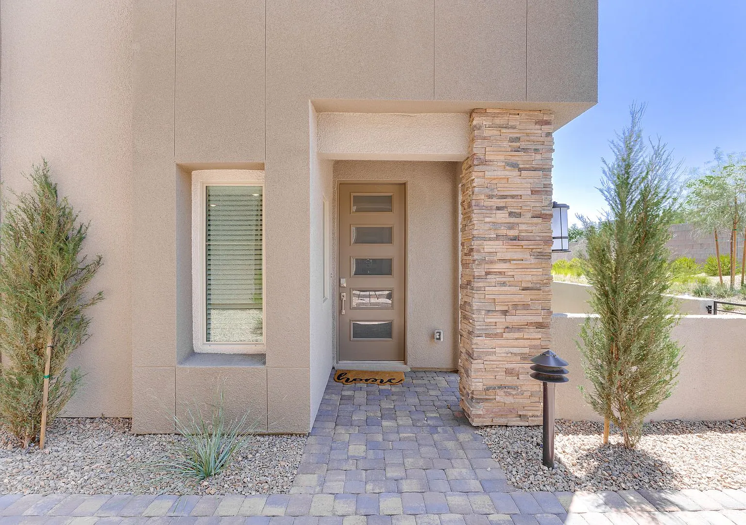 Spacious 4 Bed, 3 Bath Townhome with Loft & Downstairs Bedroom — Photo 4