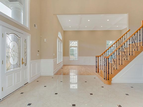 3rd image of 114 Elmwood Dr