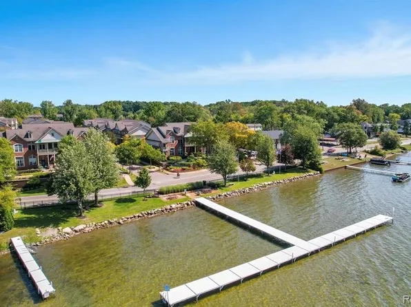 526 Red Oak Ct, Walled Lake, MI 48390