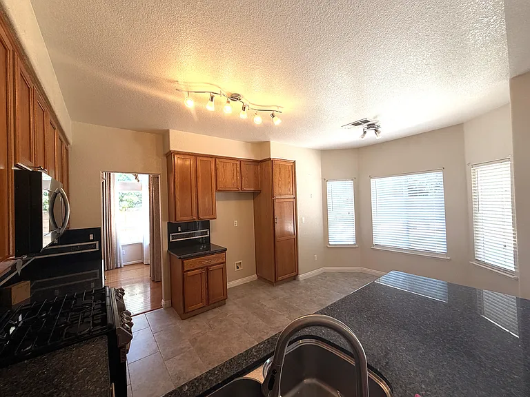 Kitchen (No Refrigerator)