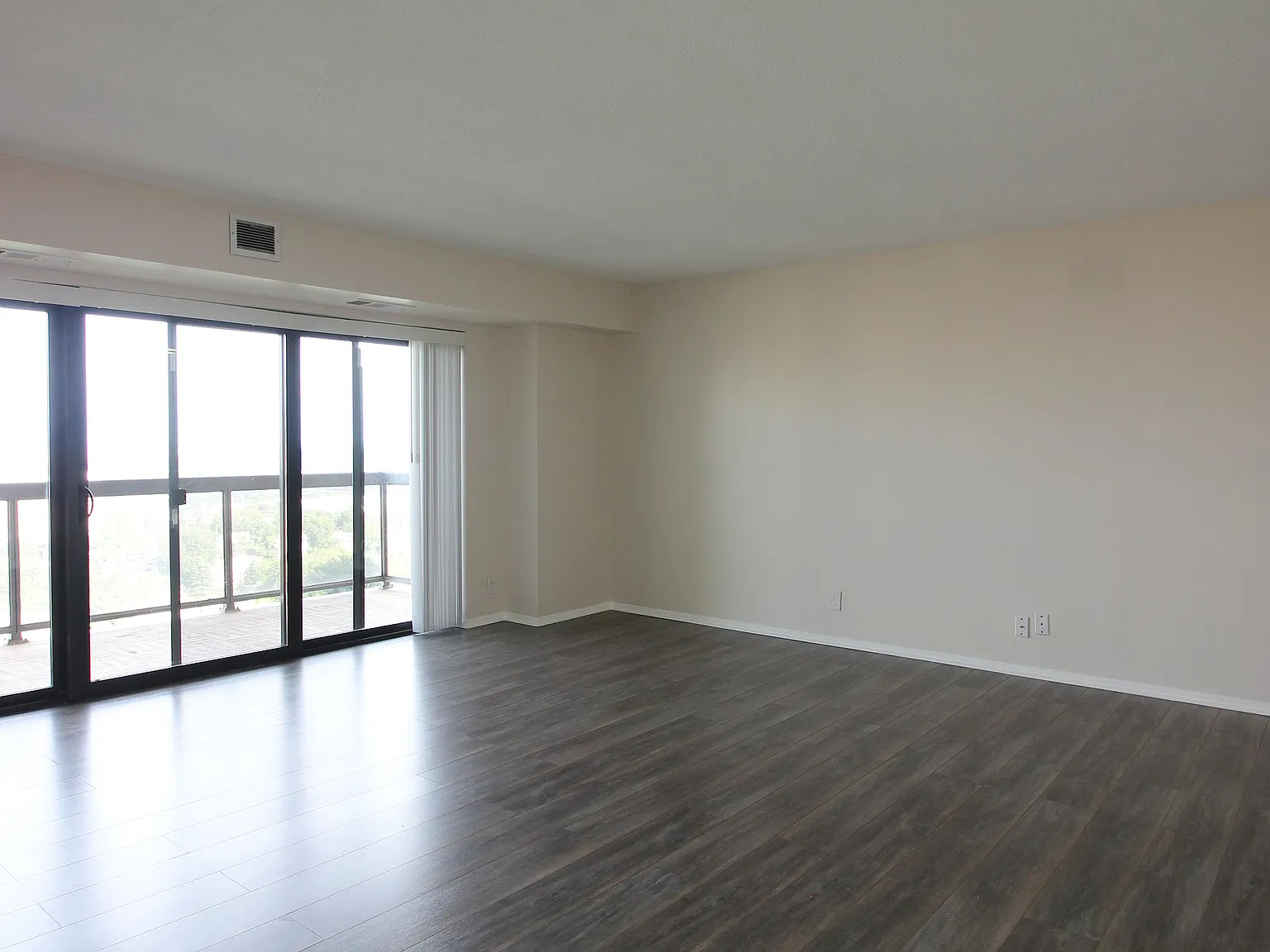 307 Yoakum Pkwy — Photo 4