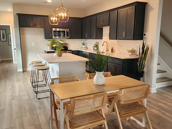 4th image of 416 Queen Ln