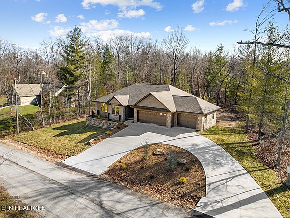 3rd image of 140 Windsor Rd