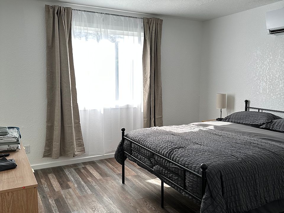 1st image of 909 Delta Dr NE