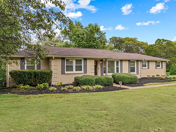 3rd image of 832 Clematis Dr