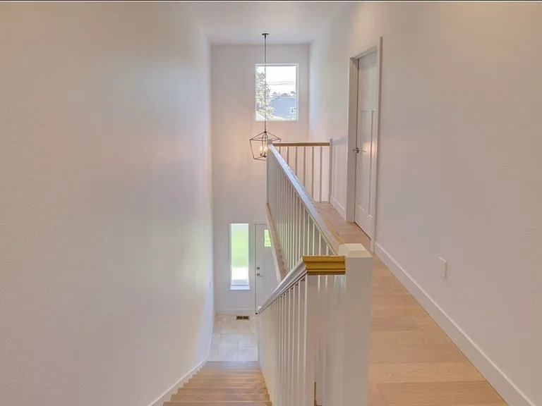 909 Washington Ave S — Photo 9
