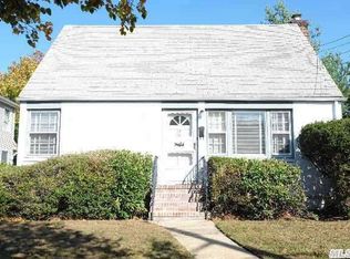 38 Avalon Rd, Hewlett, NY 11557