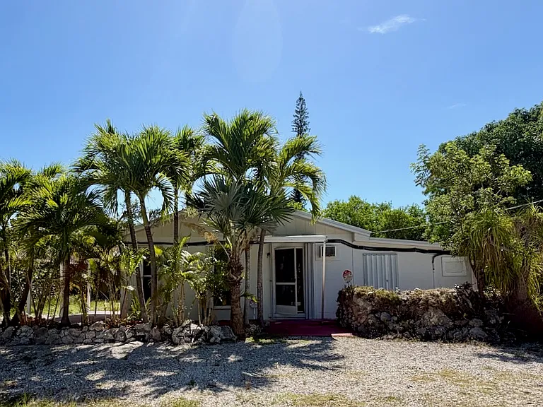 350 E Sandy Cir — Photo 1