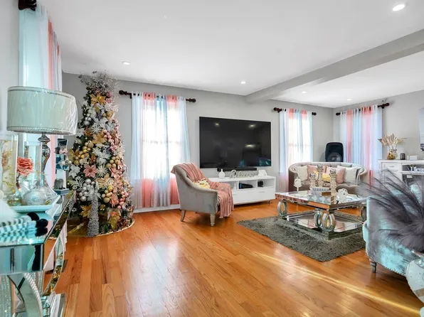 9 Porter St, Lynn, MA 01902