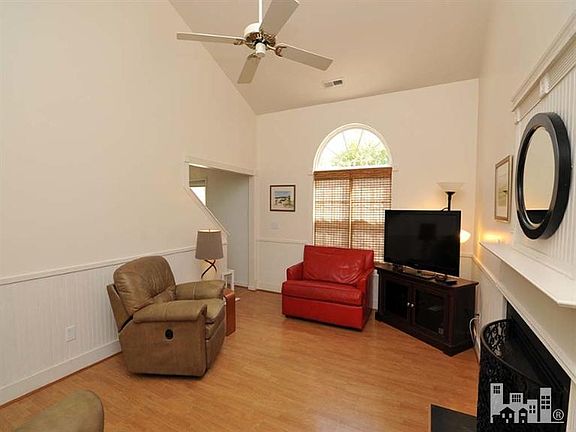 4th image of 4167 Woodstock Dr