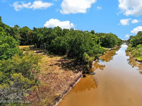 9229 Seacliff Blvd, Ocean Springs, MS 39564