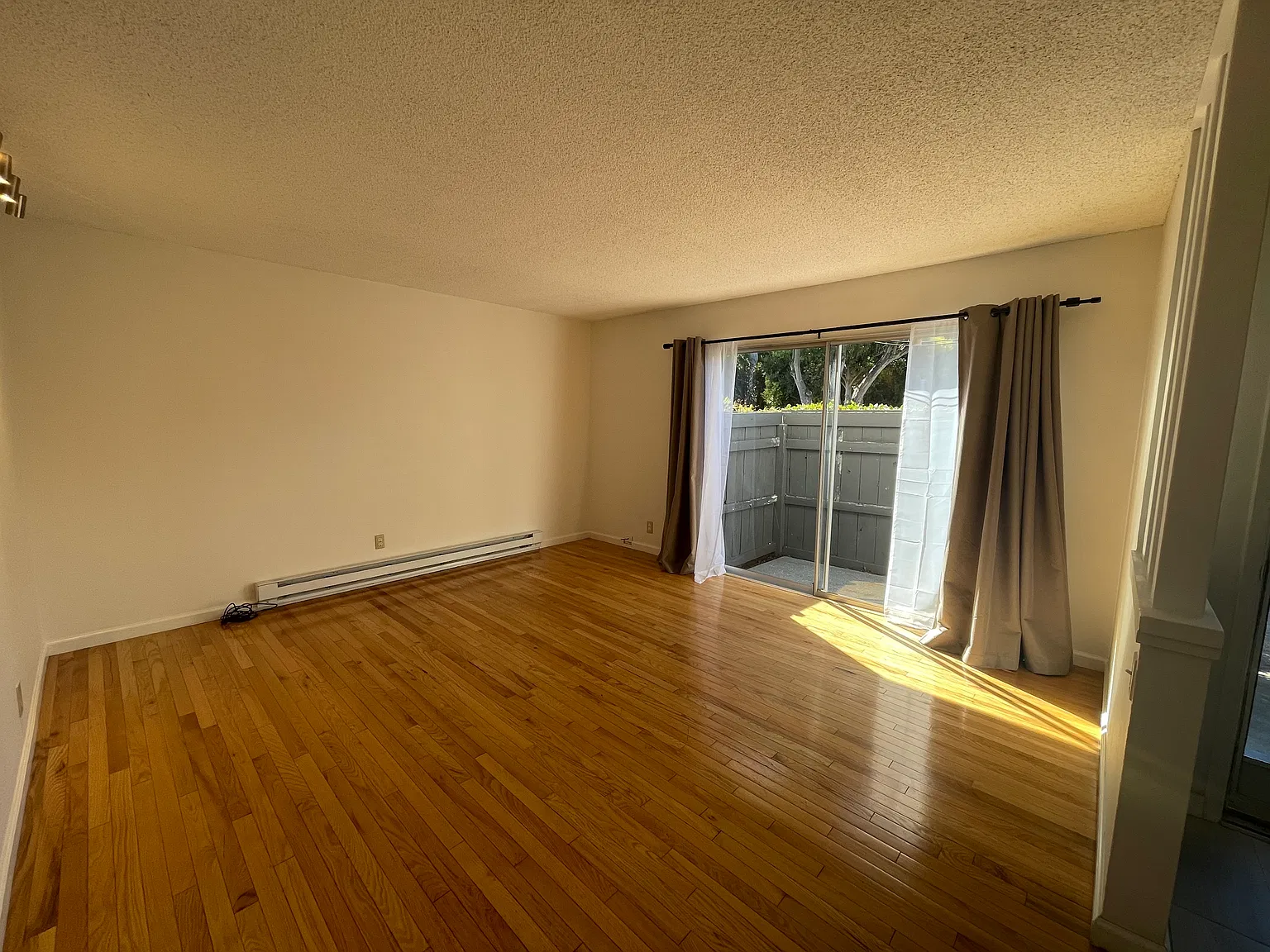 3 bed, 1.5 bath, 1092 sqft, $3,495 — Photo 3