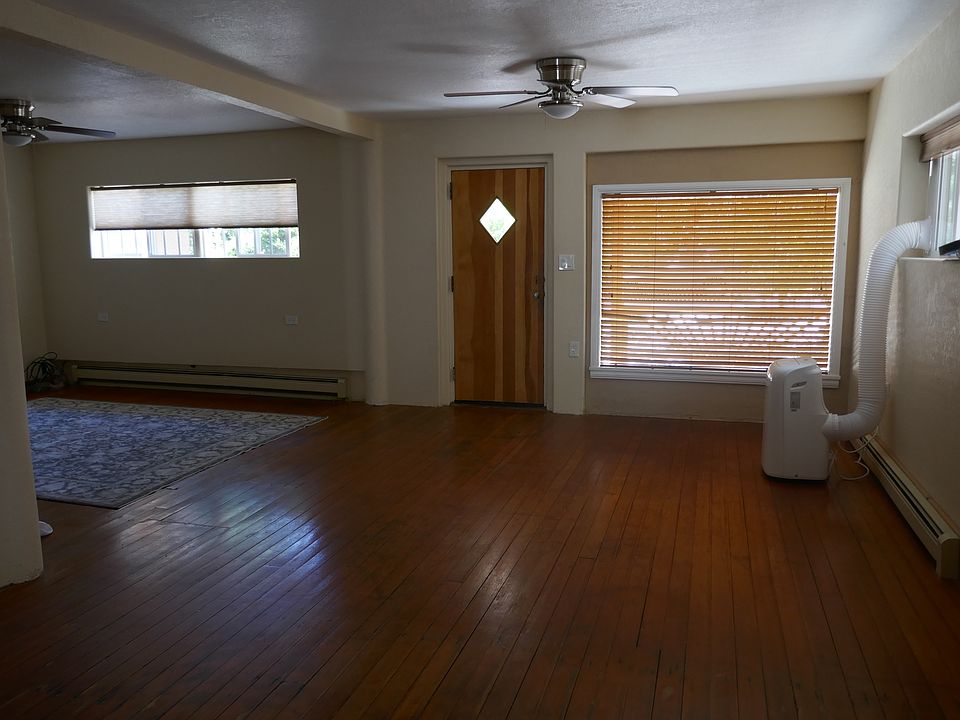 Front entrance. Livingroom with window airconditioning