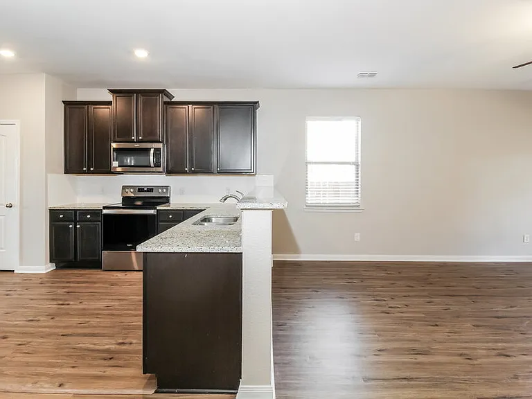 204 Aaron St — Photo 7