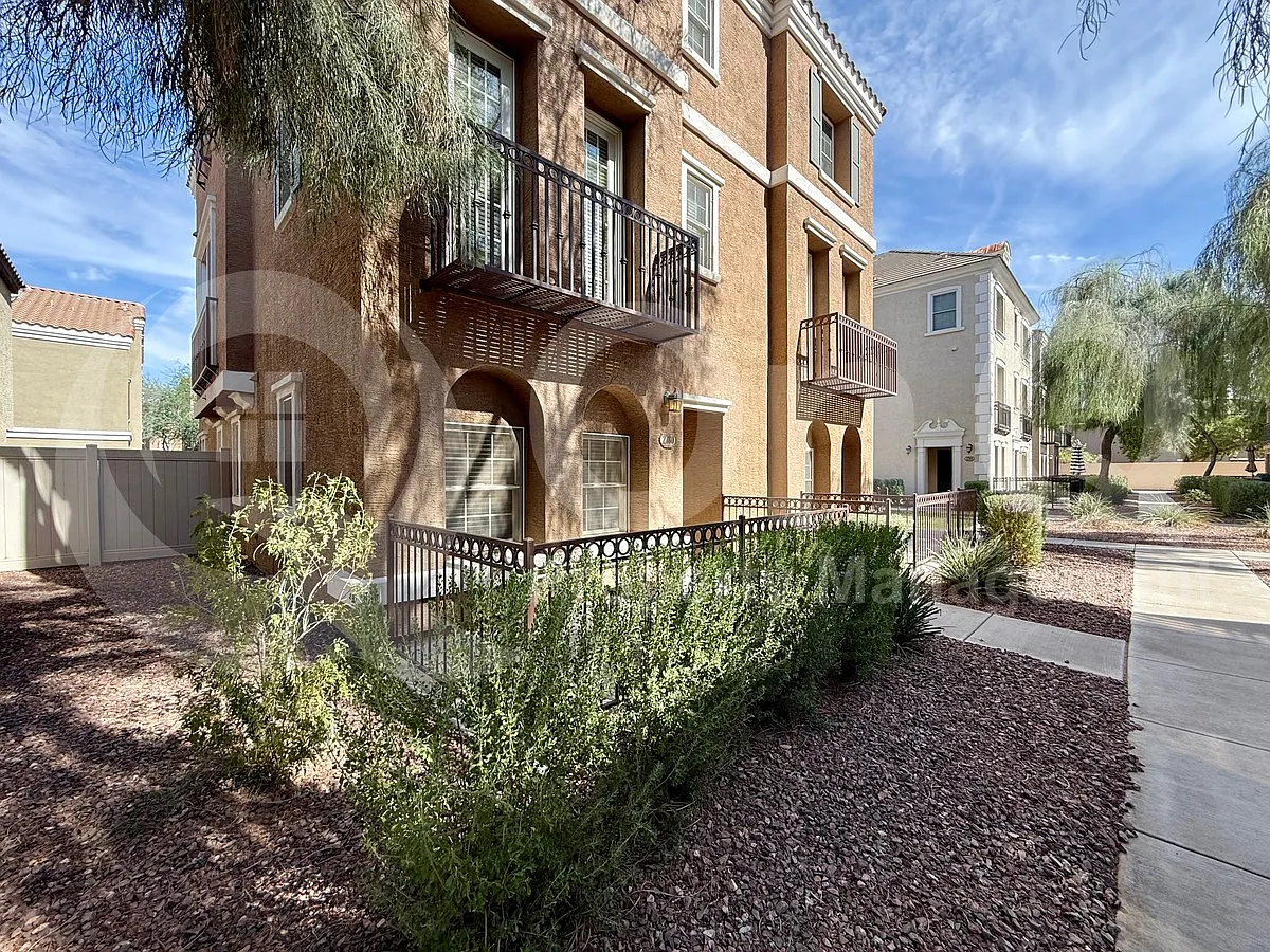 3 bed, 2.5 bath, 2051 sqft, $2,300 — Photo 2