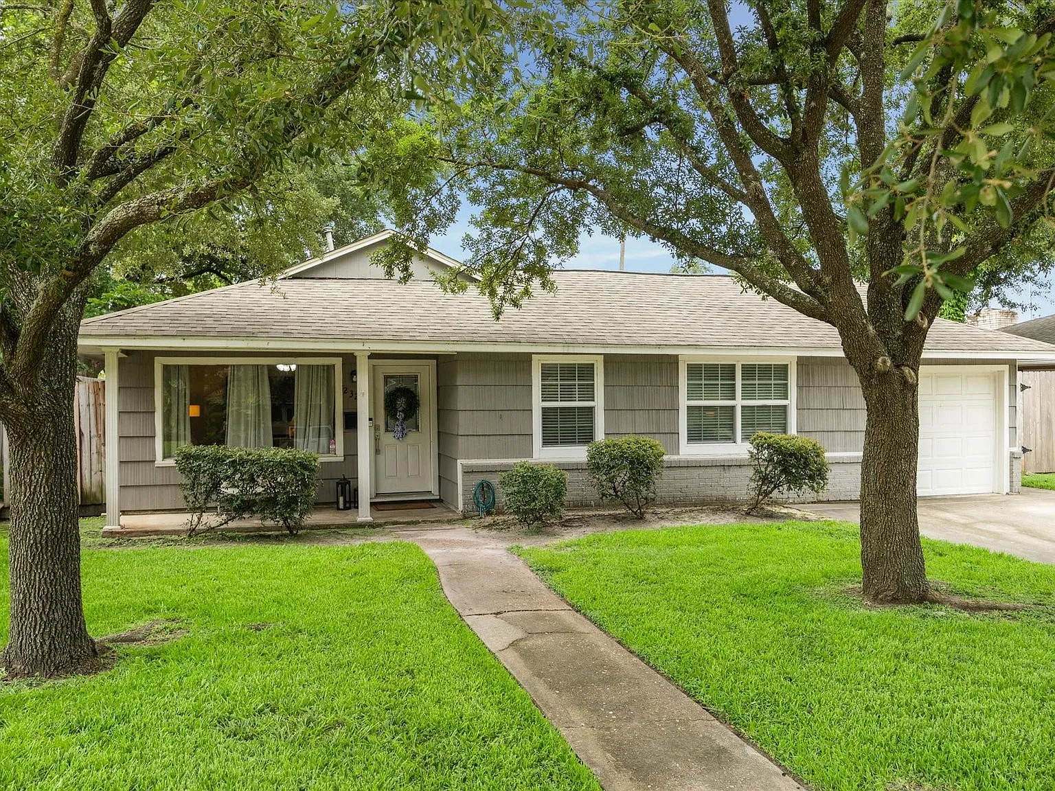 3 bed, 1.0 bath, 1265 sqft, $2,400 — Photo 1