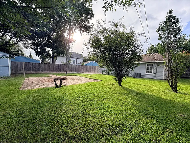 1631 Chantilly Ln — Photo 23