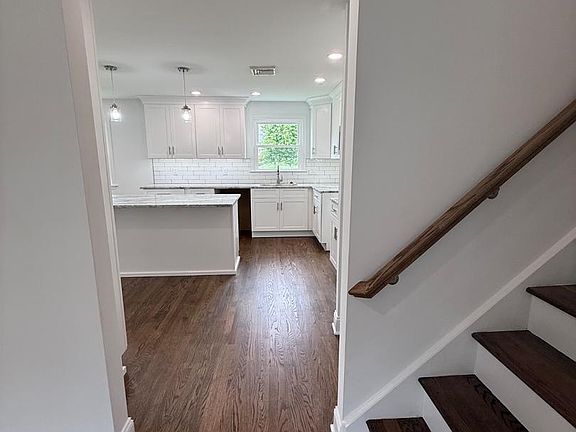 5th image of 698 Beverly Rd