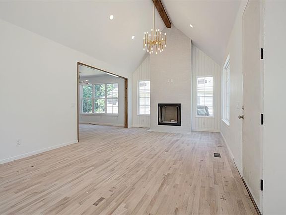 3rd image of 818 S Pickard Ave