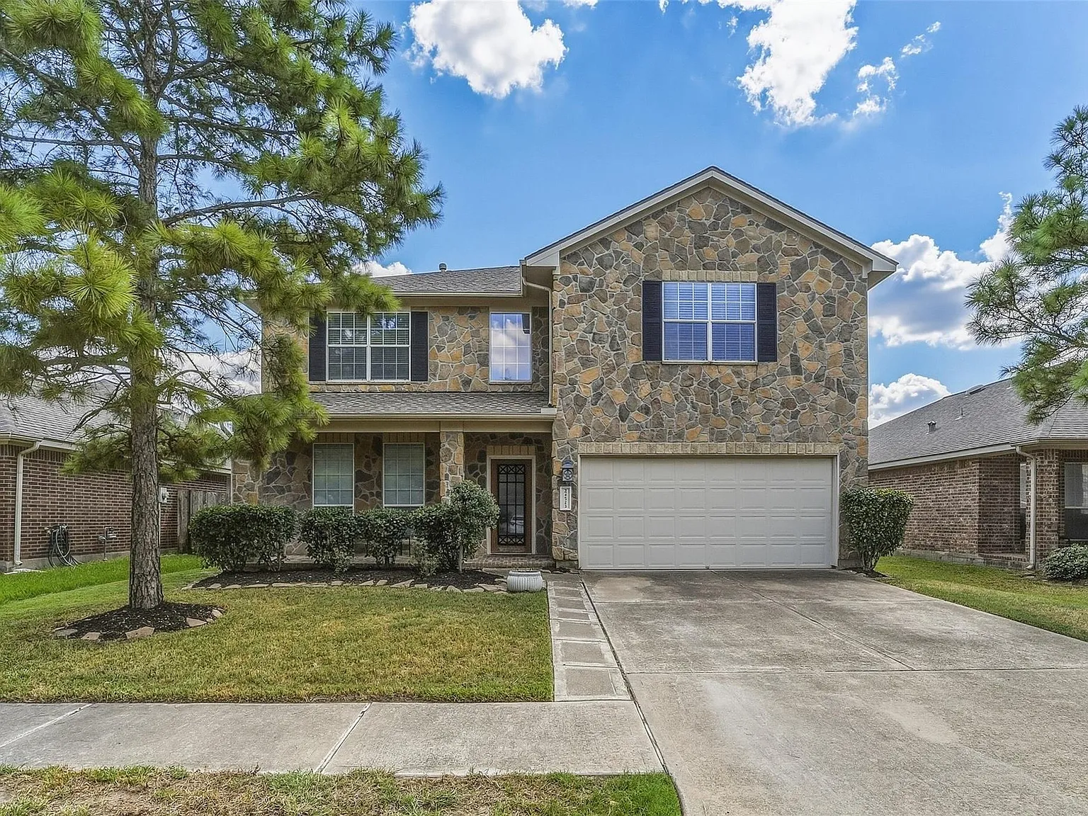 4 bed, 2.0 bath, 2939 sqft, $2,500 — Photo 1