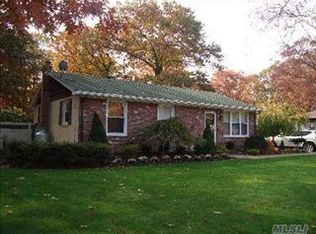 225 Locust Dr, Rocky Point, NY 11778