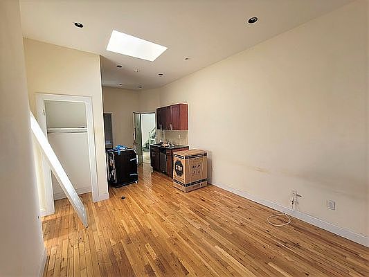 2nd image of 26 7th Ave S #5Z