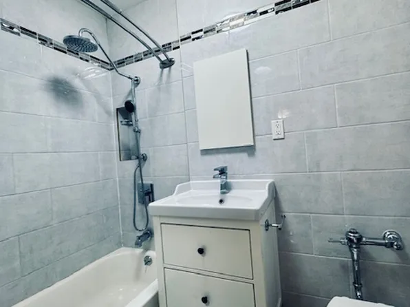 142-05 Roosevelt Avenue image 9 of 13