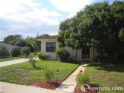 front entrance & driveway to villa