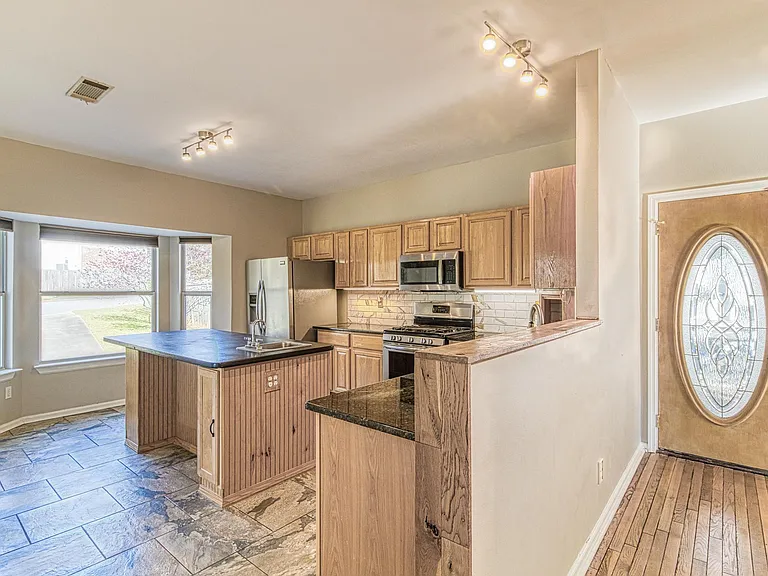 310 W Taylors Xing — Photo 20