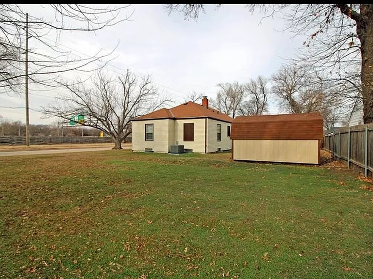 1120 S Ash St — Photo 2