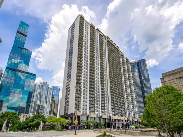 400 E Randolph St APT 3715, Chicago, IL 60601