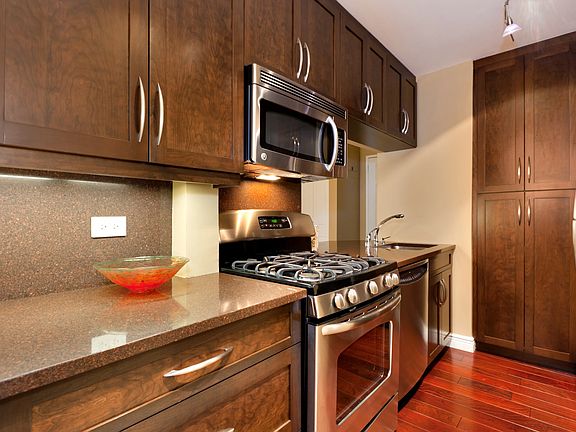 4th image of 30 W 63rd St APT 7J