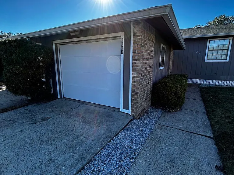 1007 W 11th Ct — Photo 2