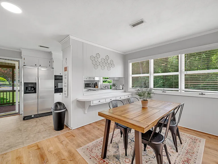 Kingsway Cir — Photo 5