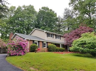 17 Fox Hill Rd, Chestnut Ridge, NY 10977