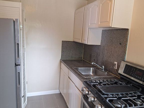 4th image of 1220 Sacramento Ave APT 8