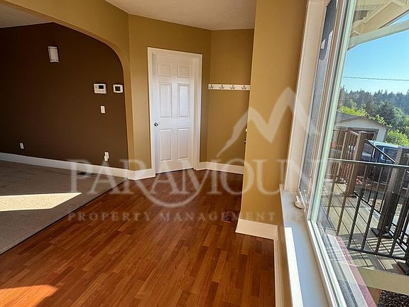 4th image of 339 Farragut Ave N