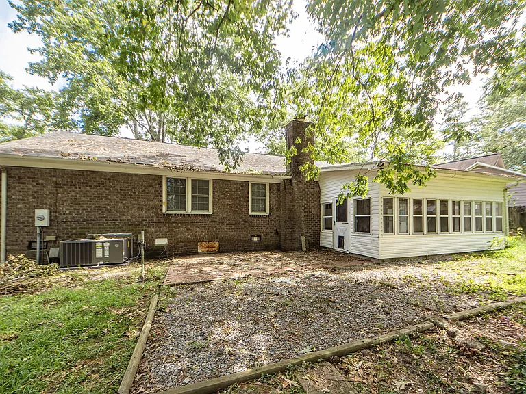 305 Chessington Cir — Photo 34