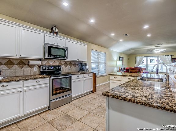 5th image of 3717 Columbia Dr