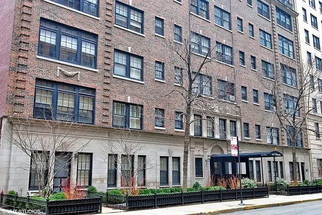 230 E Delaware Pl APT 1E photo 1