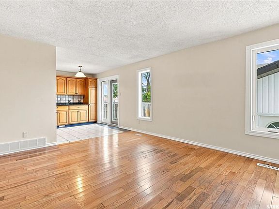5th image of 986 Rowell CRESCENT N