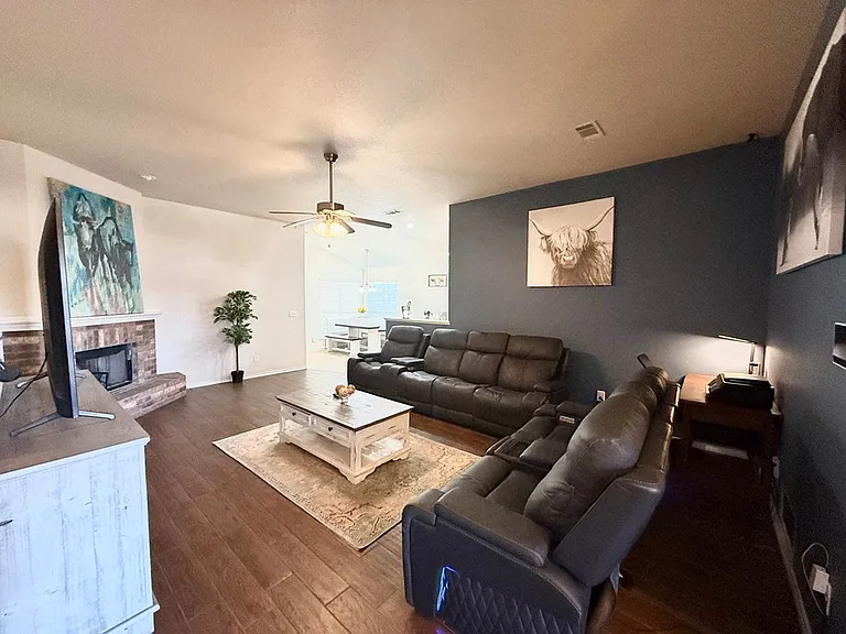 9915 Lamar Ave — Photo 4